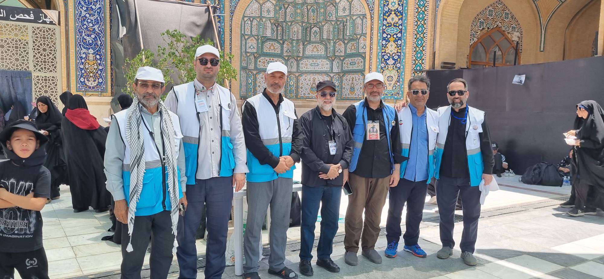 اینجا قرارگاه عشق است؛ جایی که مردان بی‌ادعا، بی‌نام و نشان، با تمام وجود در خدمت زائران سیدالشهدا(ع) ایستاده‌اند